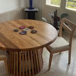 Table ronde en bois massif fabriqué dans nos ateliers en Algérie